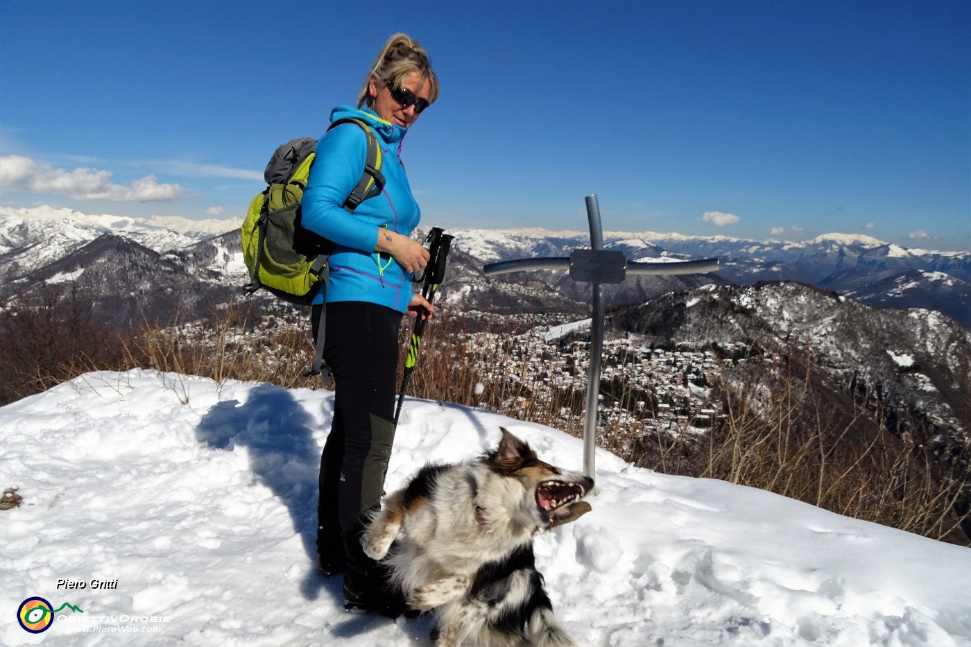 35 Susi e Nika si divertono a palle di neve.JPG